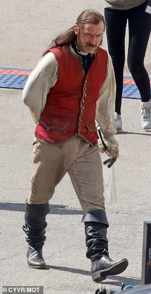 Jude-Law-Capitao-gancho-1 Jude Law Aparece como Capitão Gancho nas Primeiras Fotos do Set de Peter Pan & Wendy