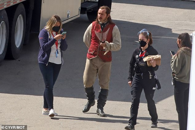 Jude-Law-Capitao-gancho-4 Jude Law Aparece como Capitão Gancho nas Primeiras Fotos do Set de Peter Pan & Wendy