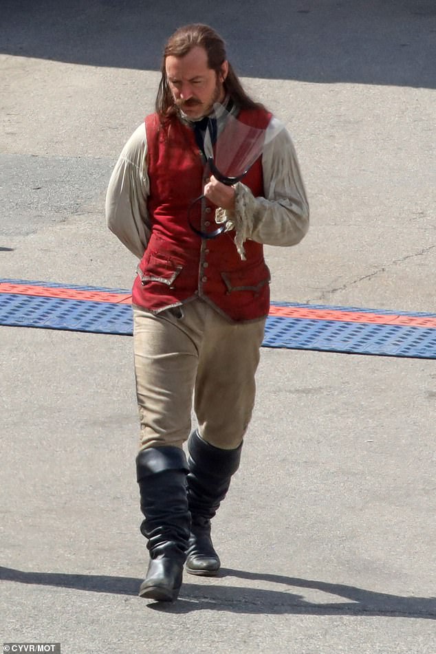 Jude-Law-Capitao-gancho-5 Jude Law Aparece como Capitão Gancho nas Primeiras Fotos do Set de Peter Pan & Wendy