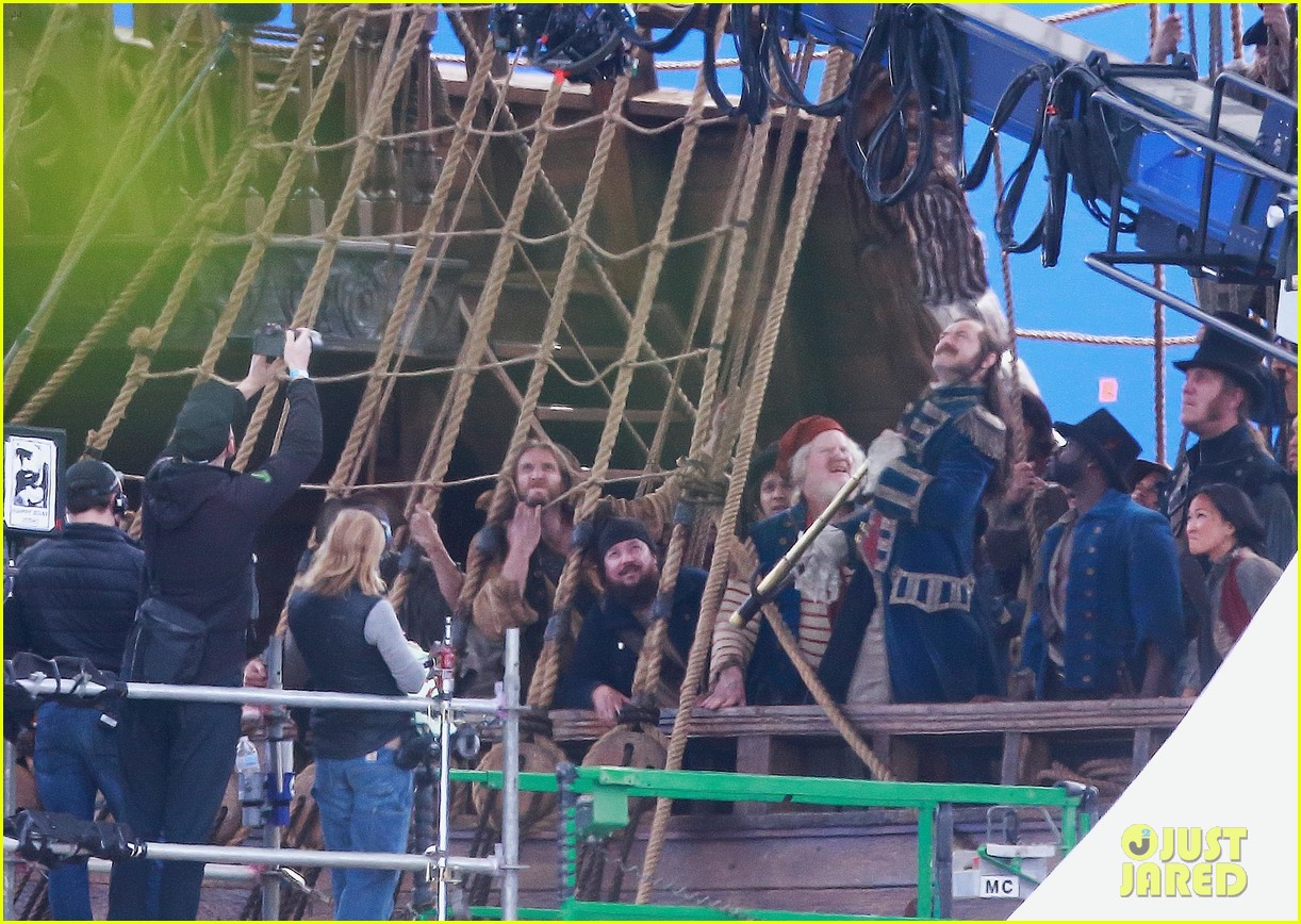 jude-law-peter-pan-april-2021-01 Peter Pan & Wendy: Novas Fotos Revelam Visual do Set, Capitão Gancho e Sr. Smee