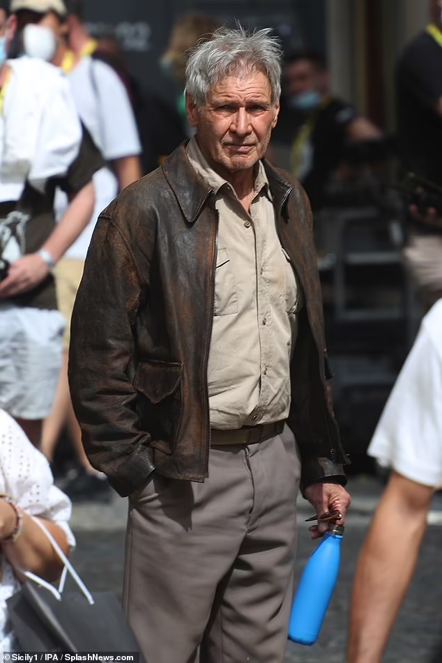 Indiana-Jones-Italia-1 Indiana Jones 5: Dezenas de fotos do set mostram Harrison Ford e Mads Mikkelsen filmando na Itália; veja!