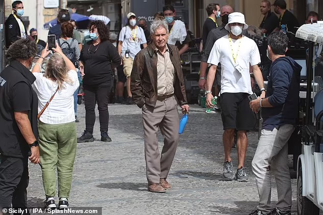 Indiana-Jones-Italia-13 Indiana Jones 5: Dezenas de fotos do set mostram Harrison Ford e Mads Mikkelsen filmando na Itália; veja!