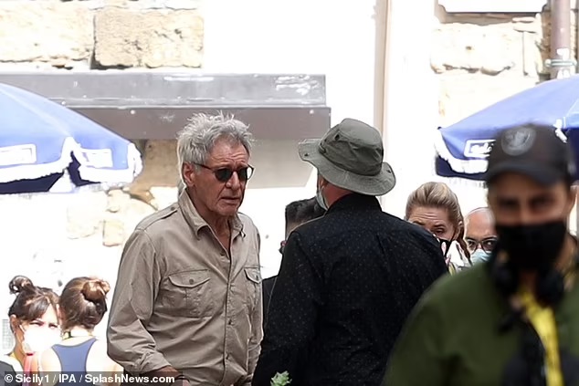 Indiana-Jones-Italia-9 Indiana Jones 5: Dezenas de fotos do set mostram Harrison Ford e Mads Mikkelsen filmando na Itália; veja!
