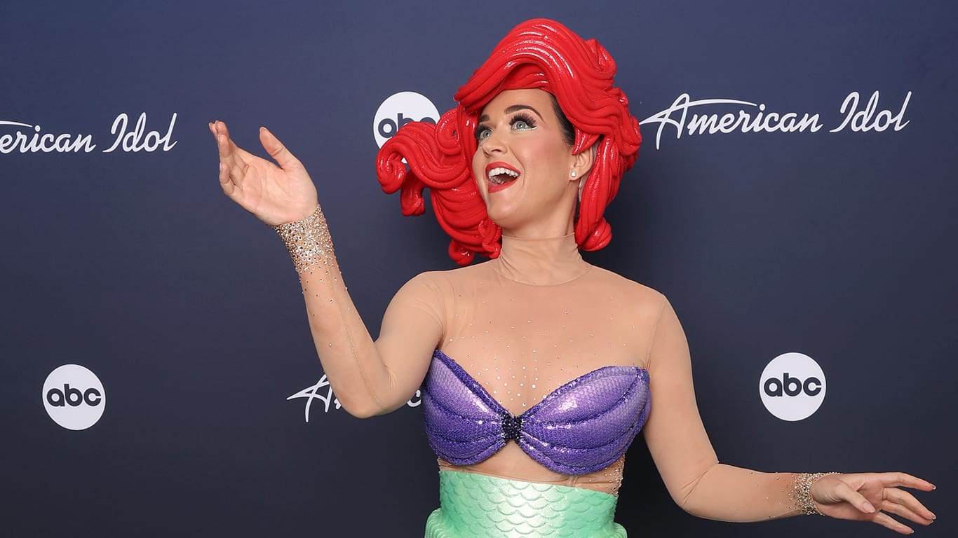 Katy-Perry-Ariel-American-Idol Katy Perry se veste de Ariel na Noite Disney do 'American Idol' e leva tombo