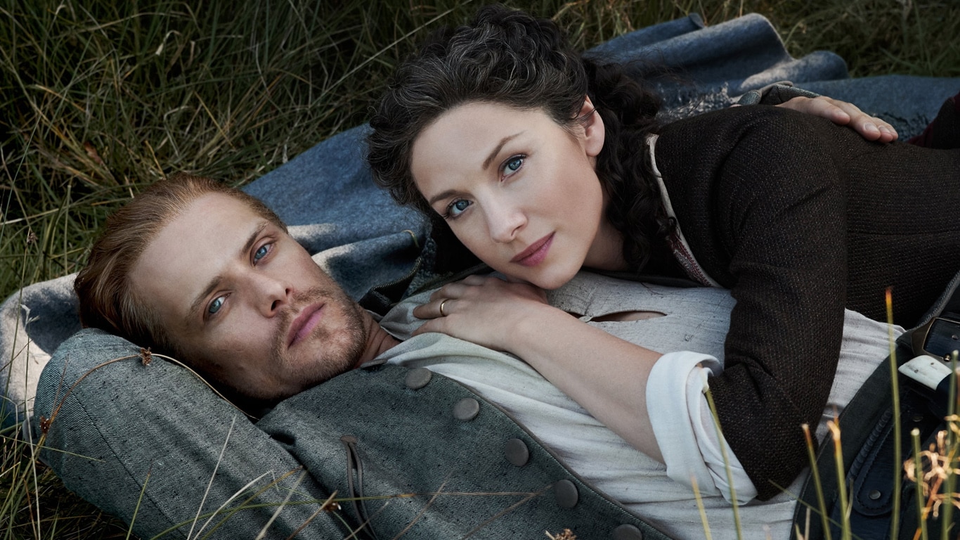 Outlander-Jamie-e-Claire Outlander: produtora promete que 7ª temporada será maior em episódios e emoção