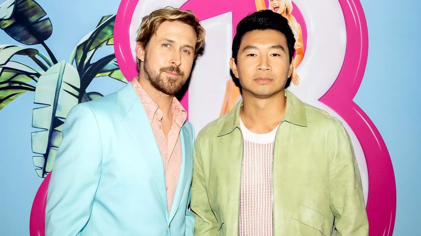 Simu Liu coloca a mão na cintura do Ryan Gosling e deixa o ator