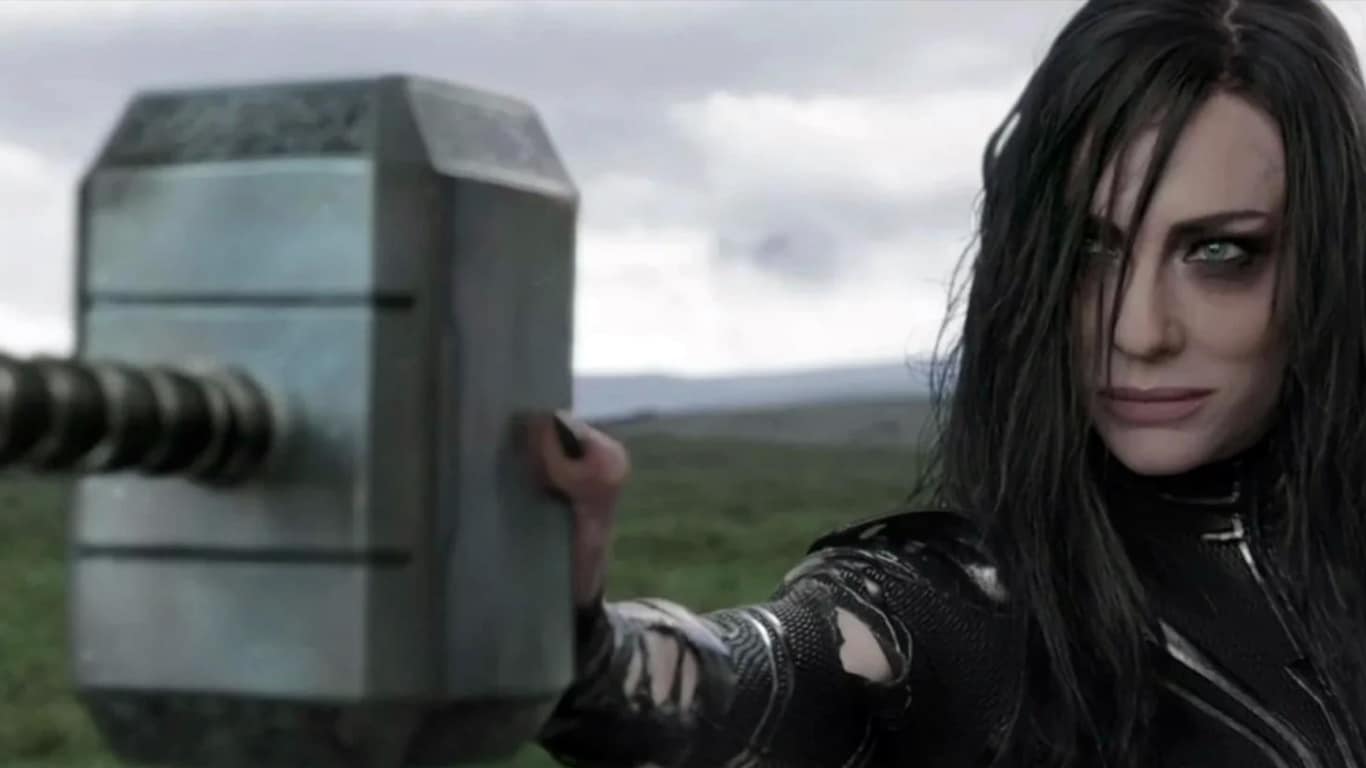 Hela-segurando-o-Mjolnir Como Hela conseguiu segurar o Mjölnir em Thor: Ragnarok?