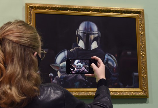Quadro-The-Mandalorian-e-Baby-Yoda Famosa Galeria de Arte em Londres recebe Pintura Incrivelmente Detalhada do Mandaloriano e Baby Yoda