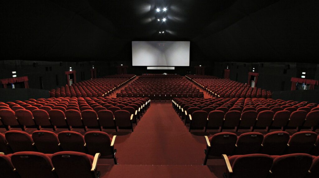 cinema-vazio-1024x572 Cinemas da Europa "chocados e consternados" com decisão da Disney