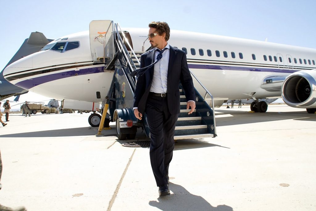 Tony-Stark-saindo-do-aviao-1024x683 Presidente da Marvel finalmente revela por que Tom Cruise não interpretou o Homem de Ferro