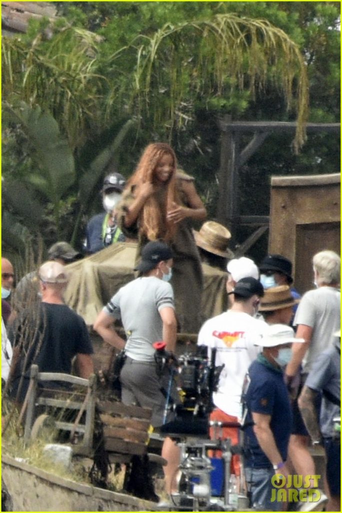 A-Pequena-Sereia-Halle-Bailey-2-684x1024 A Pequena Sereia: Novas fotos do set mostram Halle Bailey como Ariel; confira!