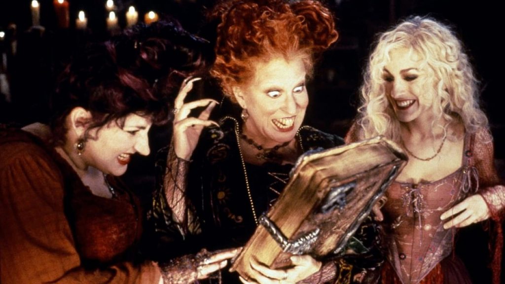 Bette Midler atualiza status de Abracadabra 3 e diz que roteiro é "brilhante" Abracadabra-2-enredo-1024x576 Bette Midler atualiza status de Abracadabra 3 e diz que roteiro é "brilhante"