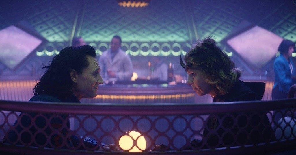 Loki-e-Sylvie-conversando Loki se torna oficialmente o primeiro protagonista LGBTQi+ do MCU
