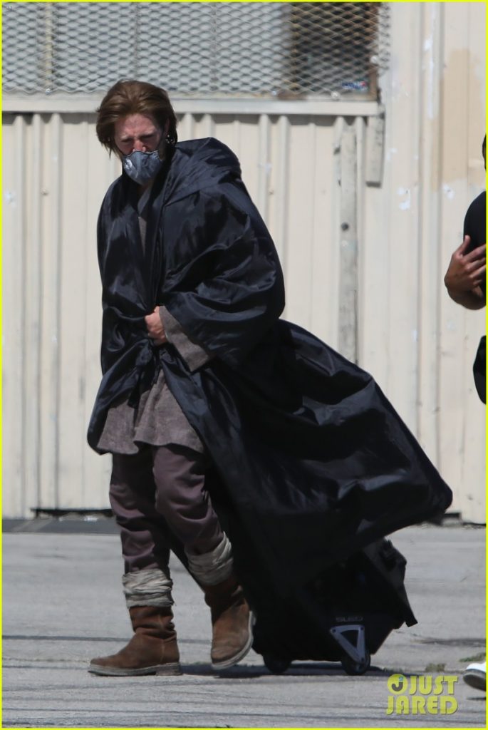Obi-Wan-Kenobi-Ewan-McGregor-e-elenco-no-set-12-685x1024 Obi-Wan Kenobi: Primeiras fotos de Ewan McGregor no set mostram elenco encobrindo os trajes
