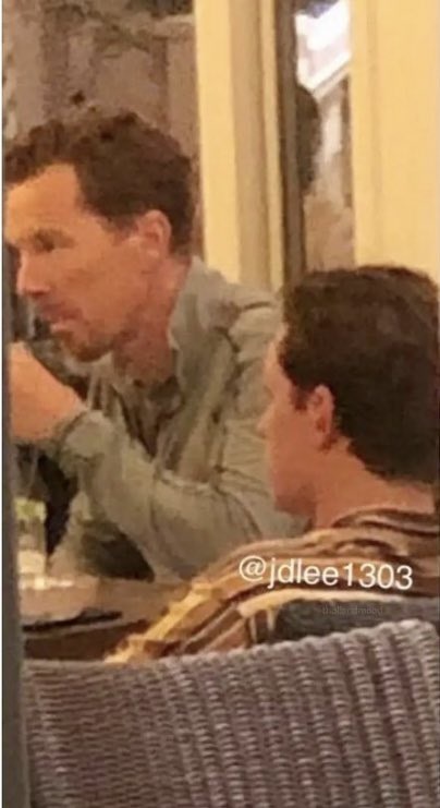 Benedict-Cumberbatch-e-Tom-Holland-3 Benedict Cumberbatch é visto com a barba do Doutor Estranho em jantar com Tom Holland; Veja as fotos