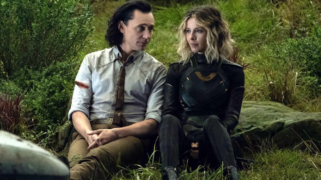 Sylvie-e-Loki-sentados-1024x576 Tom Hiddleston revela o que os fãs podem esperar da 2ª temporada de Loki