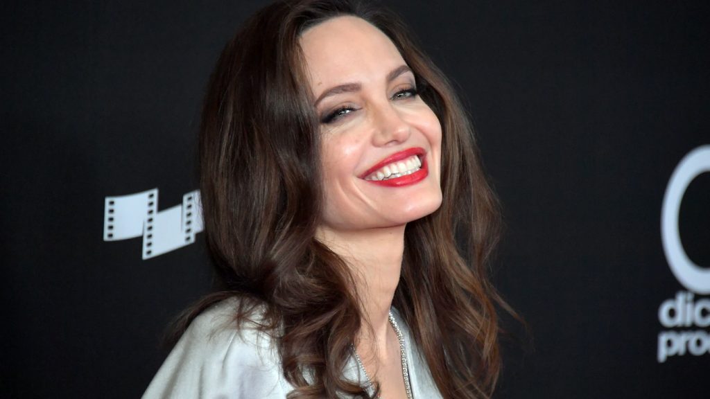 Angelina-Jolie-Doces-Eternos-1024x576 Angelina Jolie diz que Chloé Zhao usou doces e balas para recrutá-la em Eternos