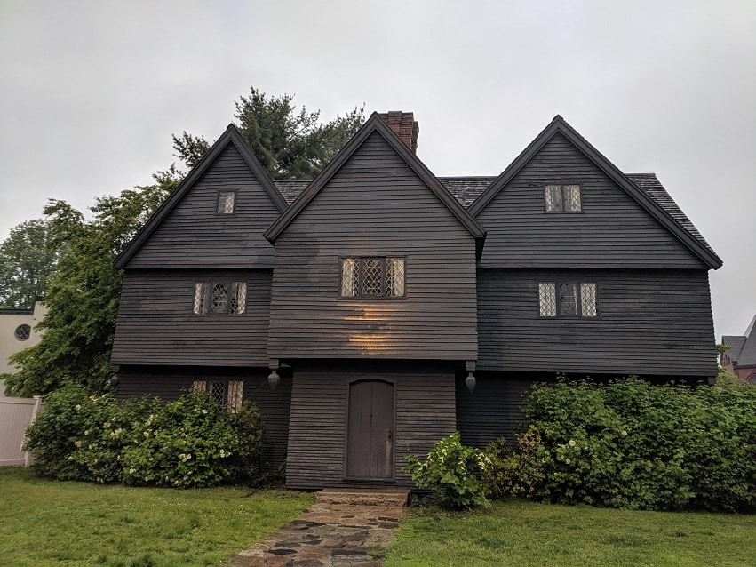 The-Witch-House-Salem Novas fotos do set de Abracadabra 2 indicam flashback à Salem do século 17