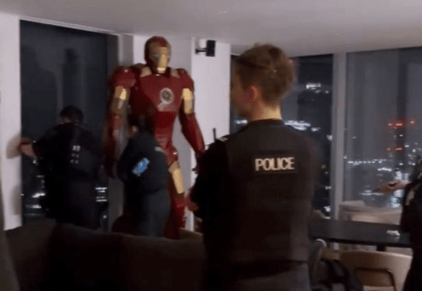 image-122 Réplica gigante do Homem de Ferro causa pânico e visita da polícia à meia-noite