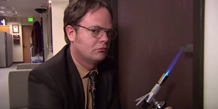 Dwight-aquecendo-a-macaneta The Office: A cena do casamento deletada que deixaria o episódio ainda mais engraçado