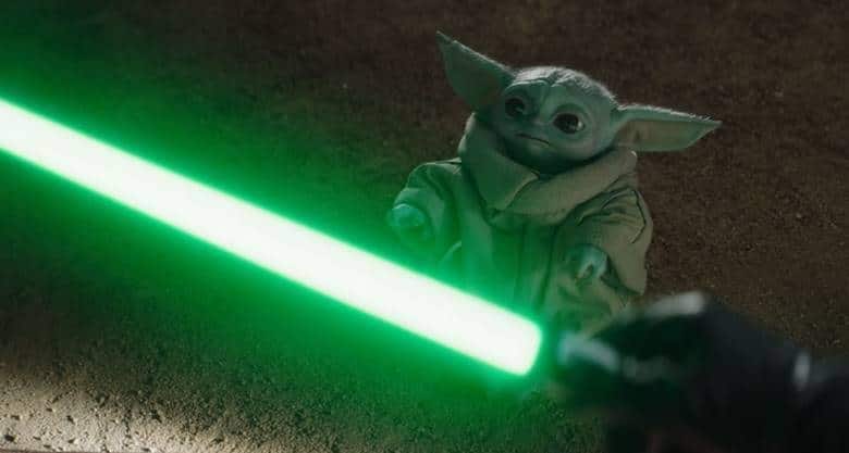 Grogu-e-o-sabre-do-Mestre-Yoda Baby Yoda: 5 curiosidades sobre o adorado personagem de Star Wars