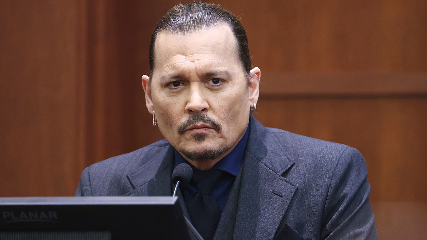 Johnny-Depp-no-Tribunal Câmera flagra o que Johnny Depp faz para se entreter no tribunal