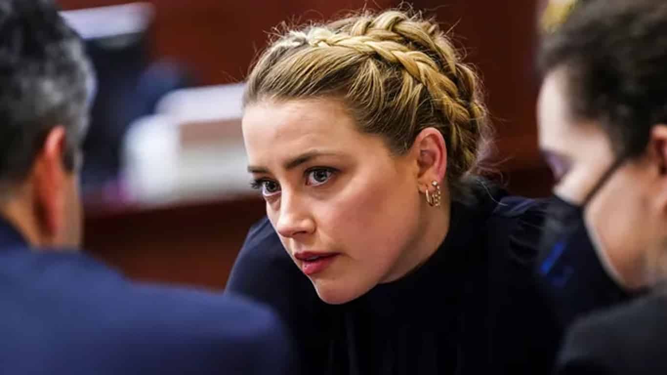 Amber-Heard-e-seus-advogados Veja a foto que Amber Heard foi proibida de mostrar no tribunal