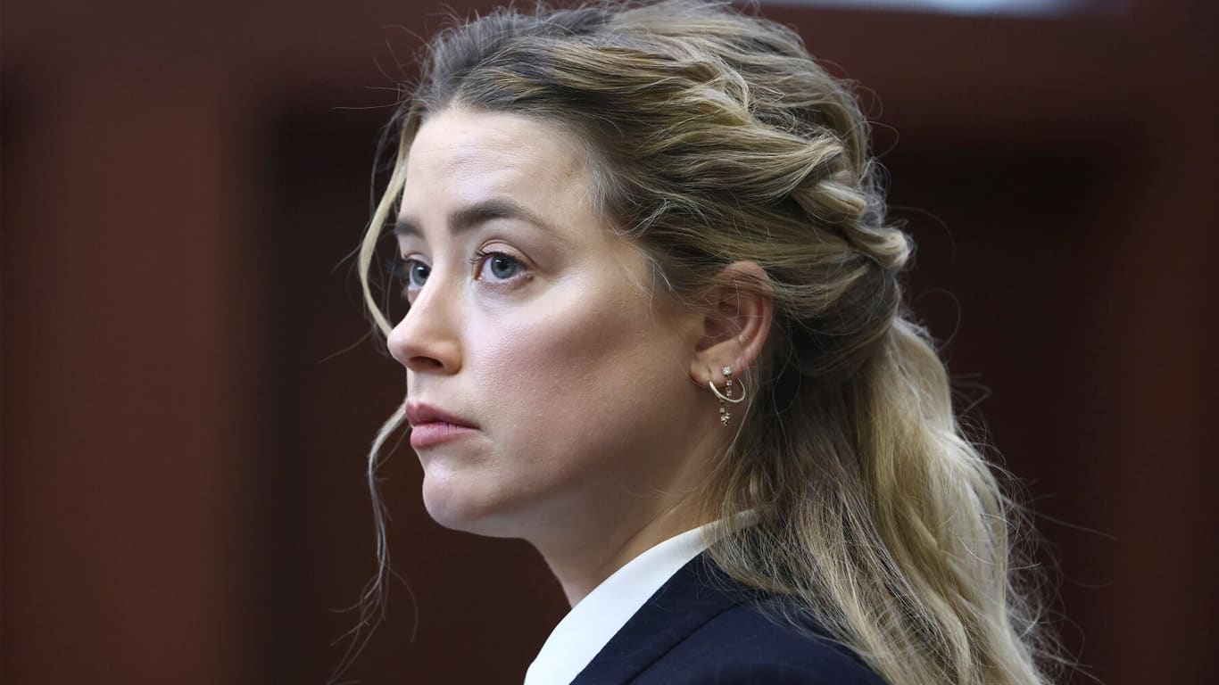 Amber-Heard-no-tribunal-em-Virginia Amber Heard pode enfrentar novo processo por perjúrio ao admitir que não fez doação