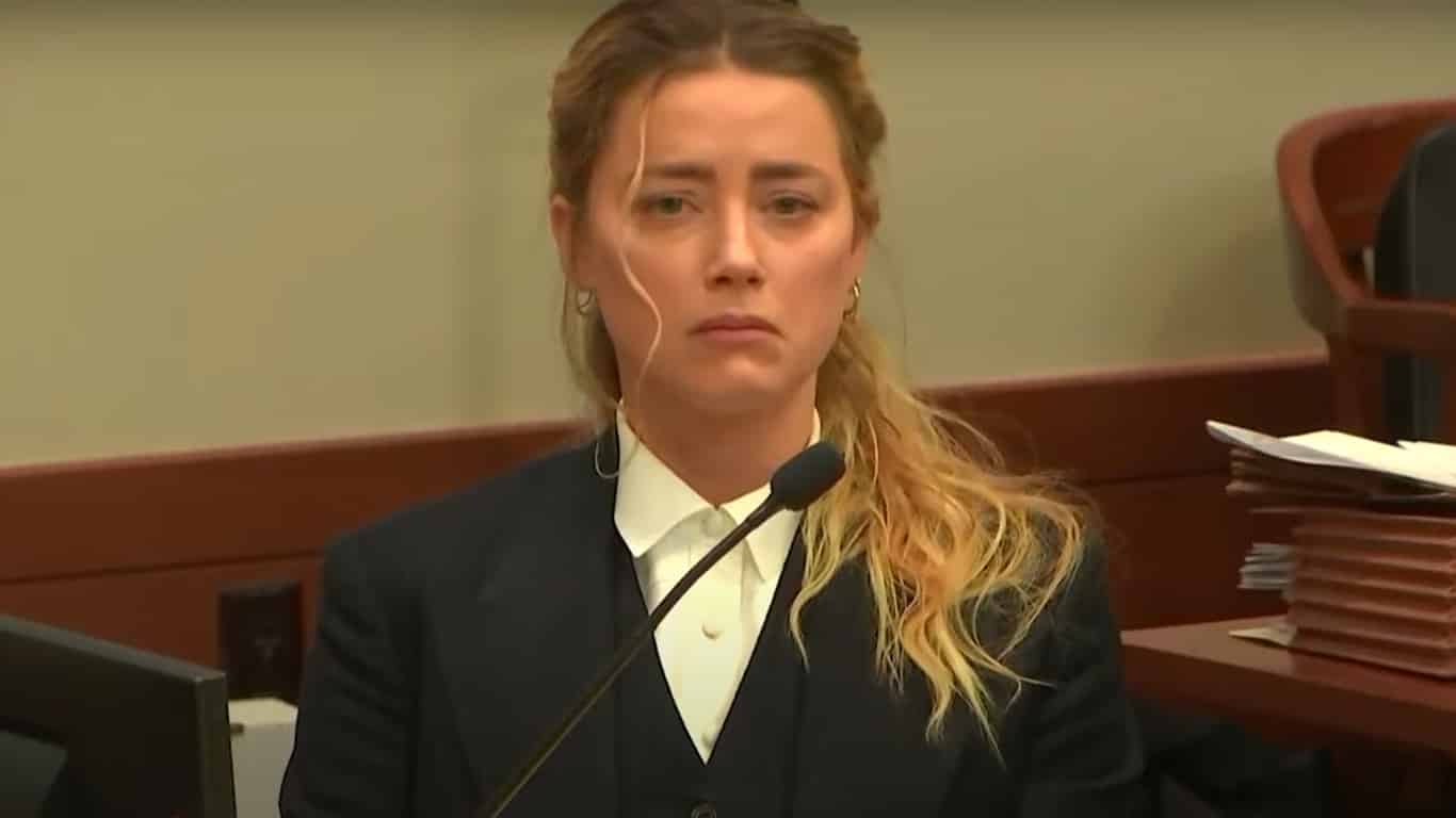 Amber-Heard Amber Heard diz que processo de Johnny Depp é a experiência mais dolorosa e difícil da sua vida