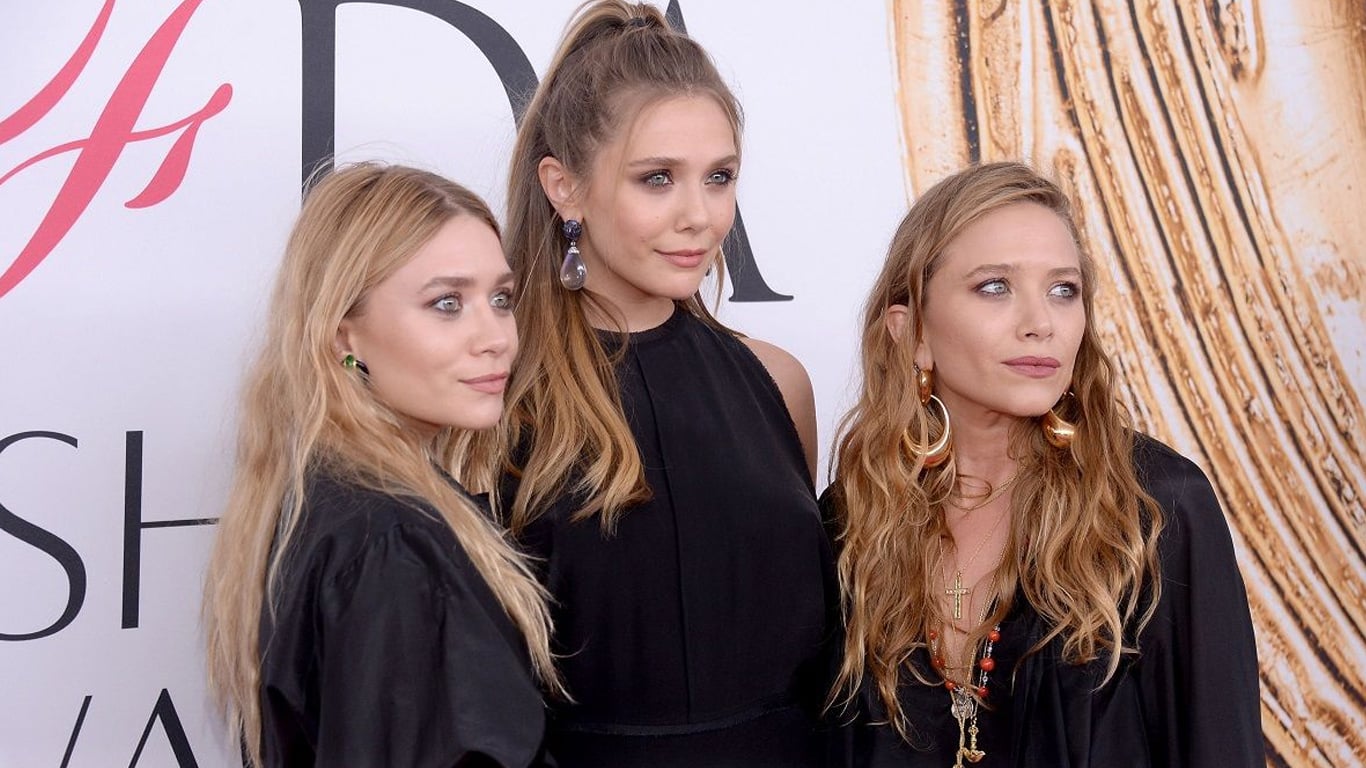 Elizabeth-Olsen-e-irmas-gemeas Elizabeth Olsen fala sobre conquistar seu espaço tendo duas irmãs tão famosas