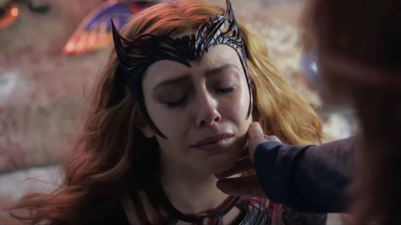Feiticeira-Escarlate-em-Doutor-Estranho-2 Elizabeth Olsen foi atingida no rosto em 'Doutor Estranho 2', mas aproveitou isso na cena