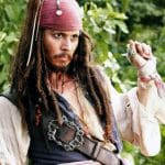 Johnny Depp incorpora Jack Sparrow para fãs fora do tribunal