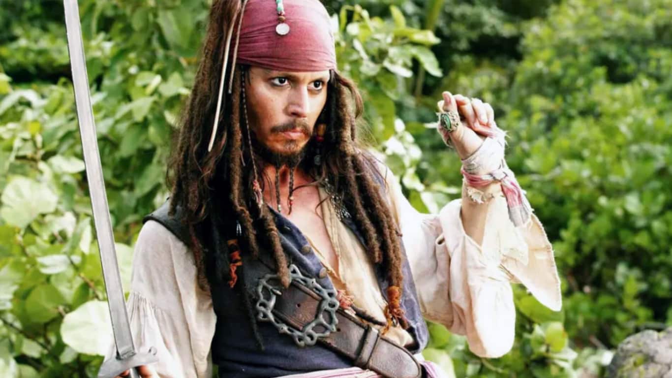 Jack-Sparrow-Piratas-do-Caribe Johnny Depp acha que ganhou mais do que deveria em Piratas do Caribe