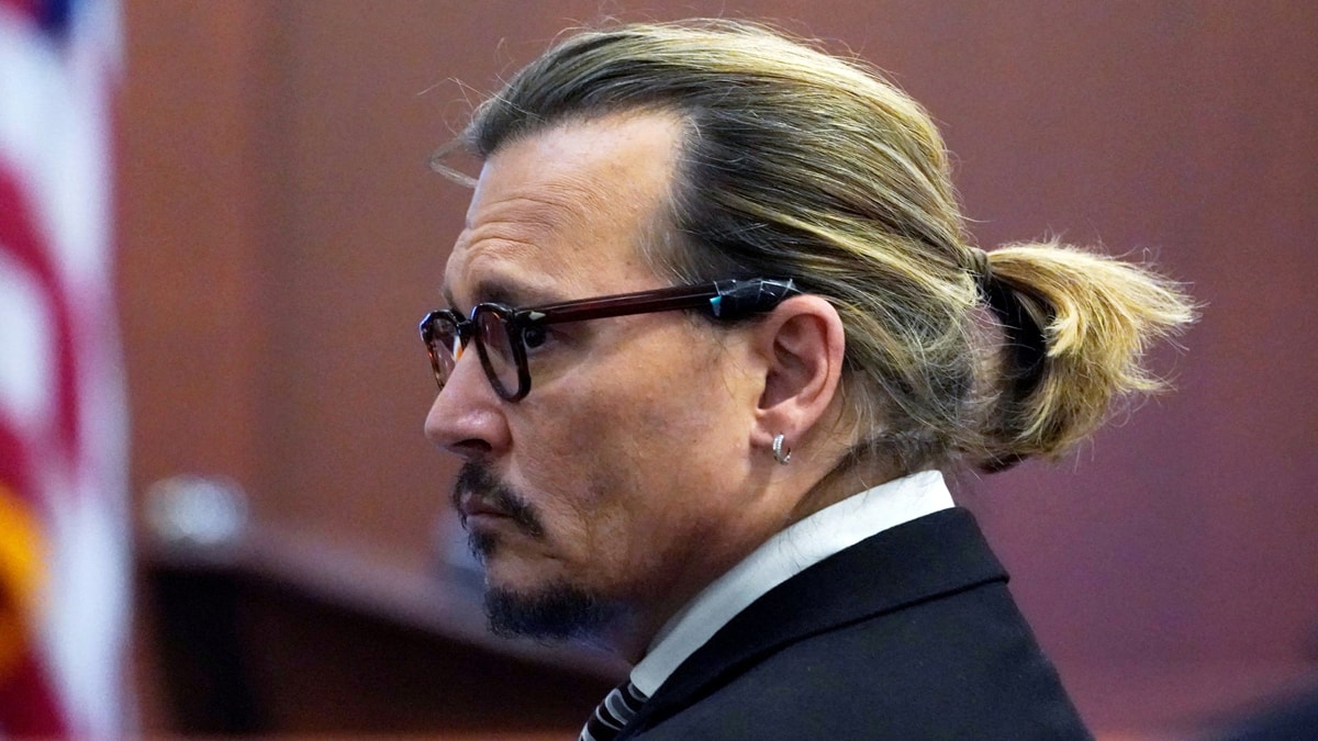 Johnny-Depp-durante-julgamento Mulher grita para Johnny Depp no tribunal: "Este bebê é seu!"