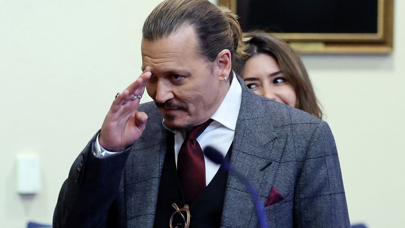 Johnny-Depp-no-tribunal Vídeo mostra reação de Johnny Depp quando juíza negou pedido de Amber para arquivar o caso