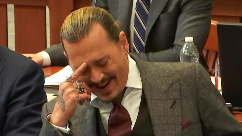 Johnny-Depp-rindo-no-julgamento Julgamento de Johnny Depp e Amber foi interrompido porque alguém não parava de rir