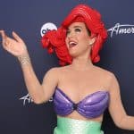 Katy Perry se veste de Ariel na Noite Disney do 'American Idol' e leva tombo