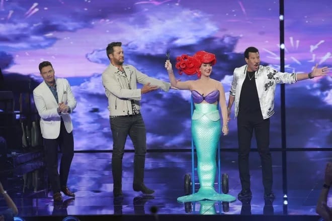 Katy-Perry-Ariel Katy Perry se veste de Ariel na Noite Disney do 'American Idol' e leva tombo