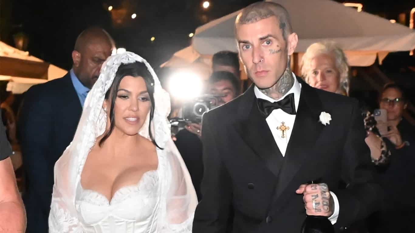 Kourtney-Kardashian-e-Travis-Barker-no-Casamento Fãs não perdoam tamanho das porções no casamento de Kourtney Kardashian e Travis Barker