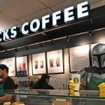 Mando e Baby Yoda vendem café, limpam o chão e dão orientações no Aeroporto de Orlando