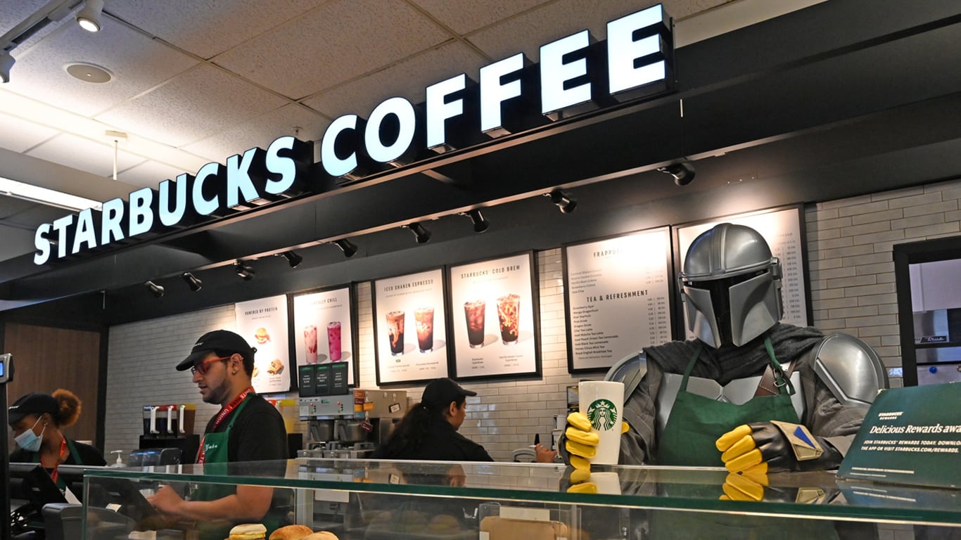 Mandalorian-Starbucks Mando e Baby Yoda vendem café, limpam o chão e dão orientações no Aeroporto de Orlando