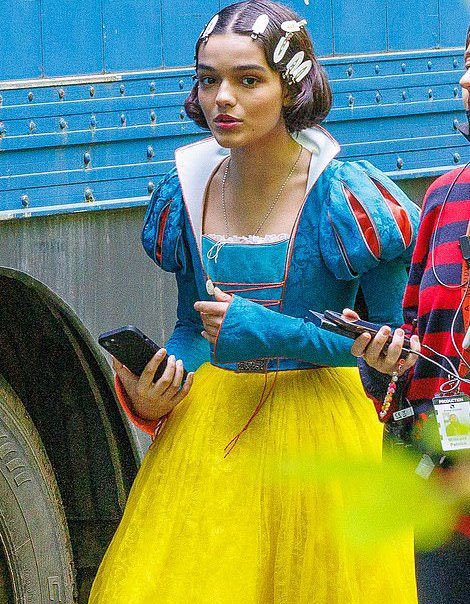 imaginago on X: O LOCO! Rachel Zegler nos bastidores do live action de  BRANCA DE NEVE (sem anões)👀 quase exatamente o mesmo vestido! Obviamente  no filme vai ter um correção de cor