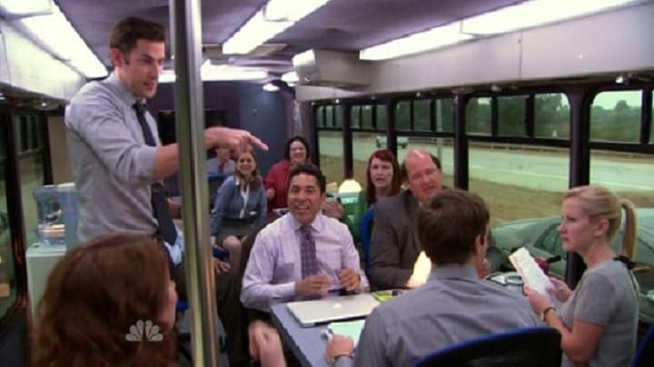 The-Office-Onibus-de-Trabalho O dia em que Bryan Cranston quase matou todo o elenco de 'The Office'