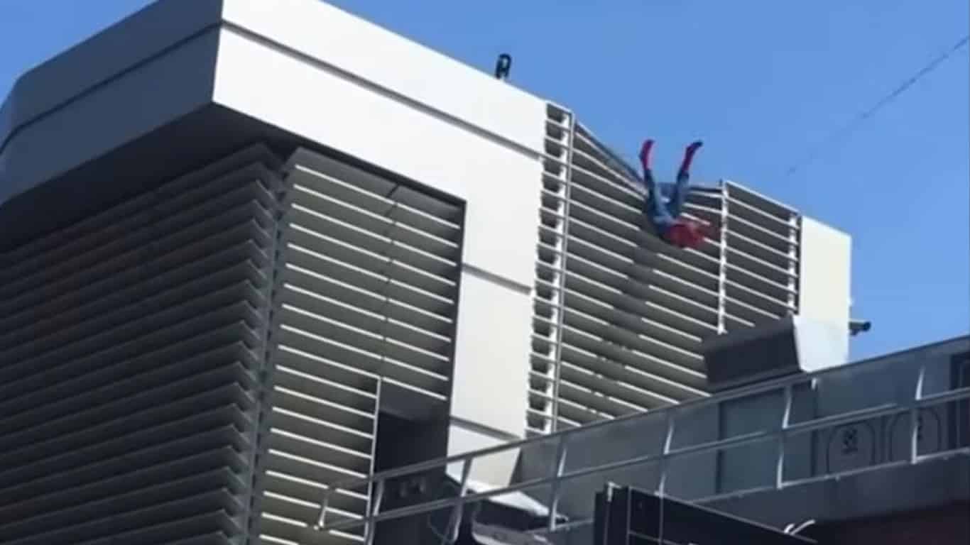 Animatronic-Homem-Aranha Animatrônico do Homem-Aranha bate em prédio na Disneylândia e assusta visitantes [Vídeo]