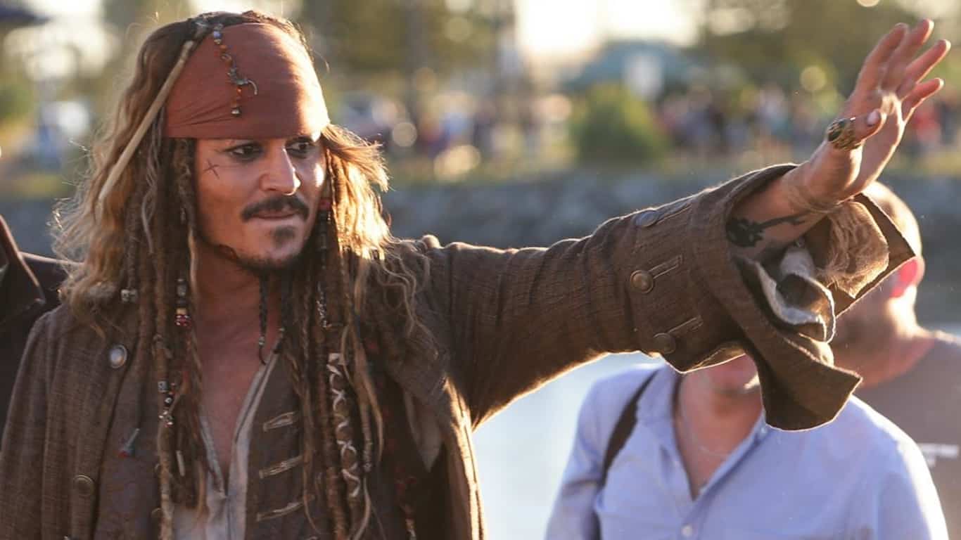 Jack-Sparrow-Johnny-Depp Fãs demonstram apoio a Johnny Depp ao vê-lo em atração da Disneylândia