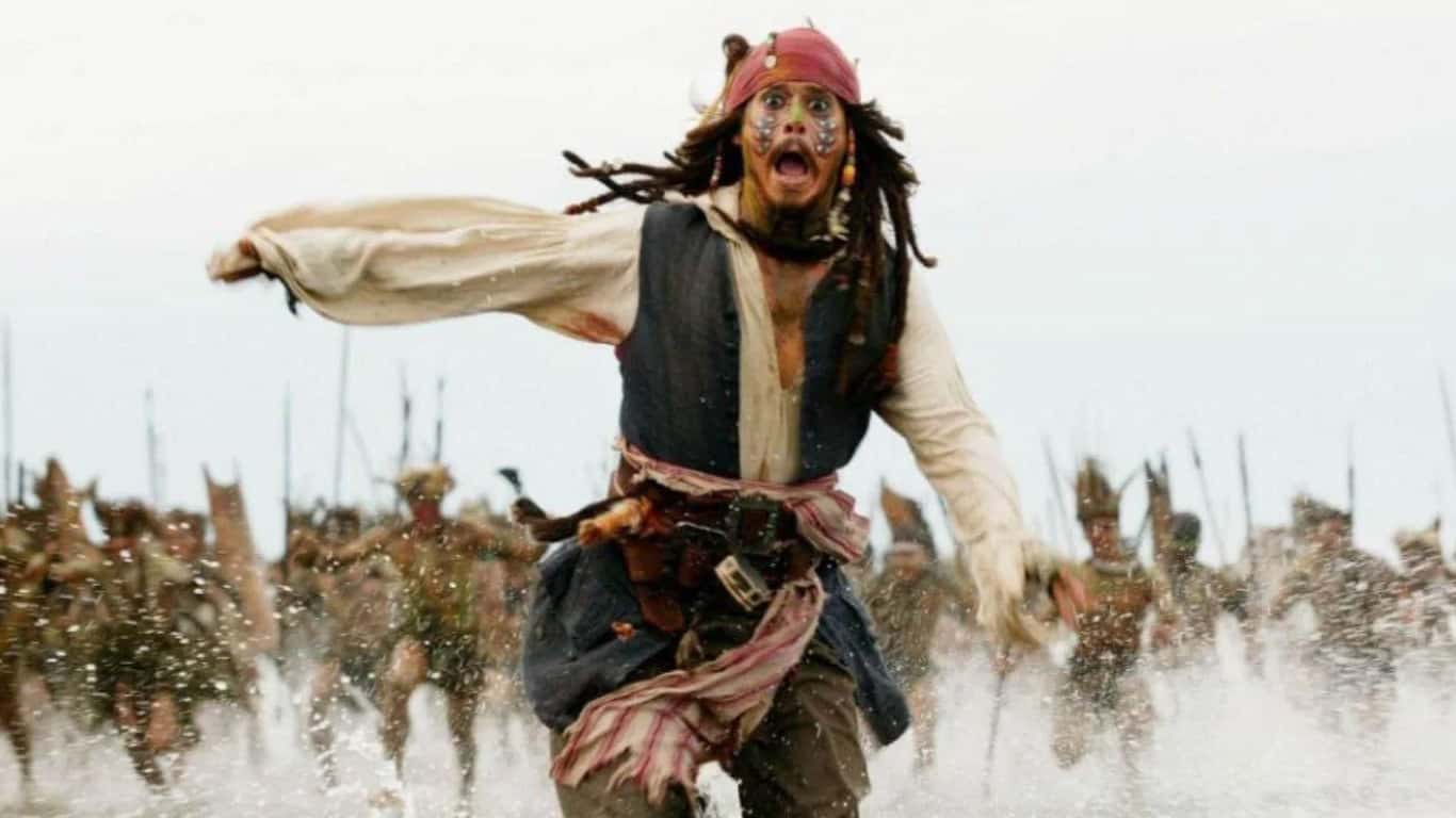 Jack-Sparrow-correndo Disney quer Johnny Depp de volta em Piratas do Caribe 6