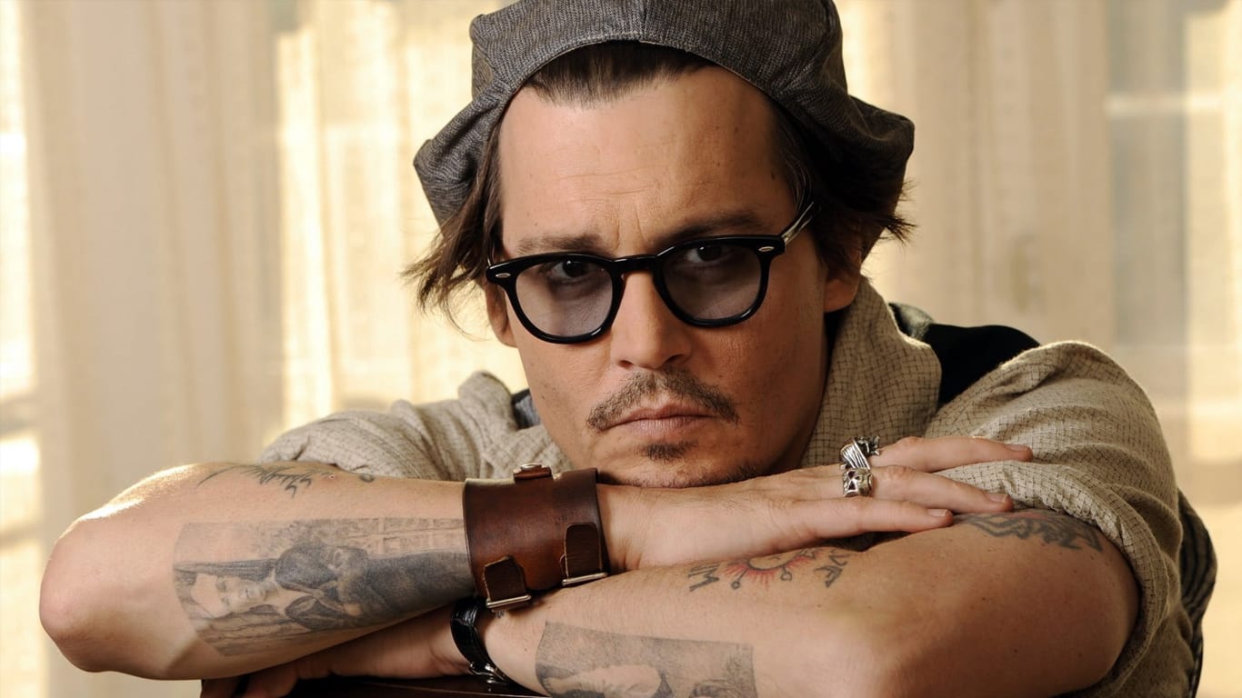 Johnny-Depp-de-boina Dior publica foto de Johnny Depp exaltando o astro de 'Piratas do Caribe'