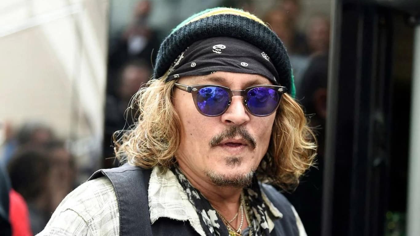 Johnny-Depp-de-oculos Fãs tentam decifrar nova postagem enigmática de Johnny Depp