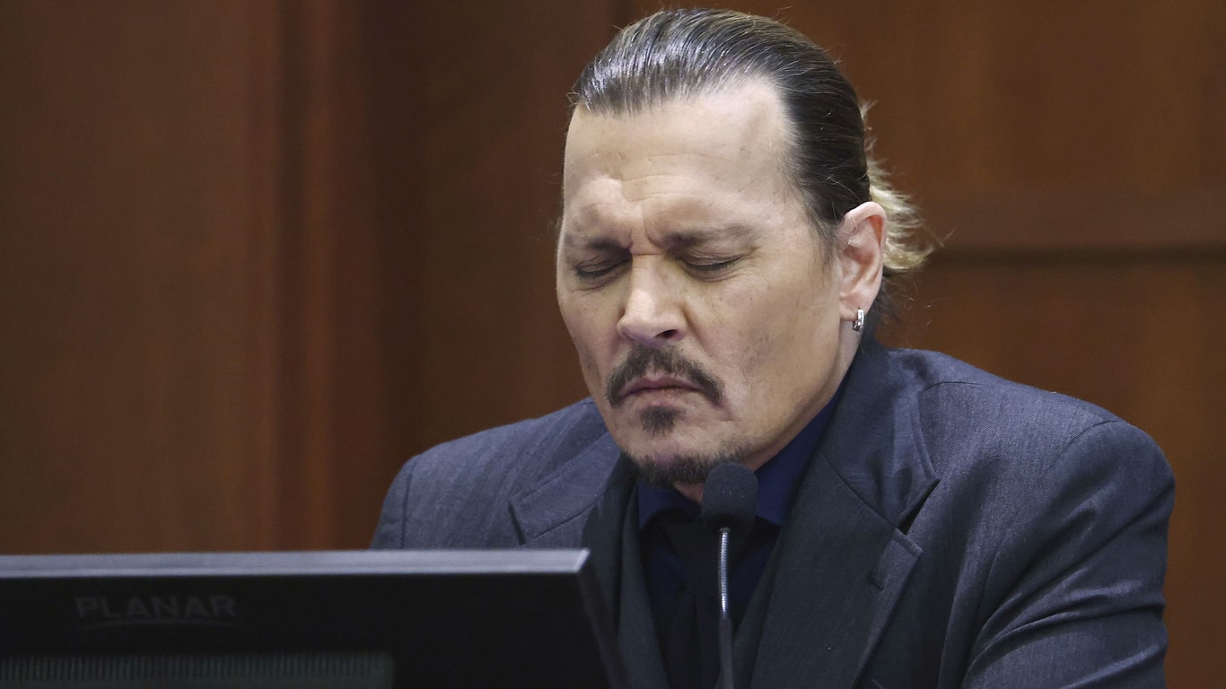 Johnny-Depp-em-depoimento Johnny Depp pode voltar ao tribunal em julho por outro processo em Los Angeles