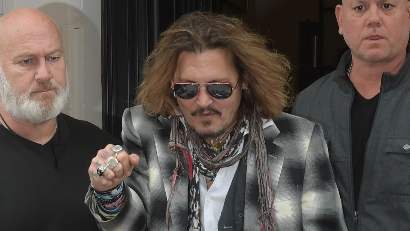 Johnny-Depp-na-Inglaterra Johnny Depp viraliza com reação ao ganhar ilustração realista de um fã